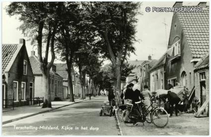 ansichtkaart: Terschelling Midsland, Kijkje in het dorp