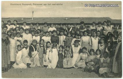 Nunspeet, Vluchtoord. Personeel van het naai-atelier ansichtkaart: Nunspeet, Vluchtoord. Personeel van het naai-atelier