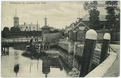 ansichtkaart: Willemstad, Bij aankomst per boot