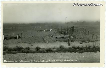 Harskamp, Inf. Schietkamp. De Gevechtsbaan Nemen van draadversperring ansichtkaart: Harskamp, Inf. Schietkamp. De Gevechtsbaan Nemen van draadversperring