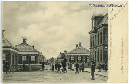 Uithuizen, Schoolstraat met Kazerne ansichtkaart: Uithuizen, Schoolstraat met Kazerne