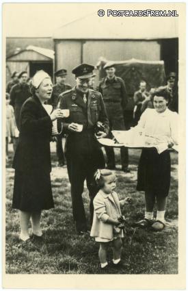 ansichtkaart: Teuge, Aankomst Prinselijk Gezin op Vliegveld Teuge - Augustus 1945