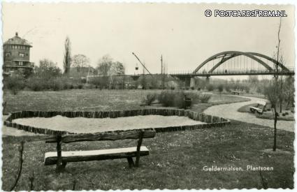 ansichtkaart: Geldermalsen, Plantsoen