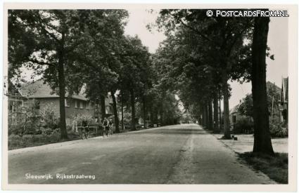 Sleeuwijk, Rijksstraatweg ansichtkaart: Sleeuwijk, Rijksstraatweg