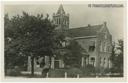ansichtkaart: Ten Boer, Gemeentehuis