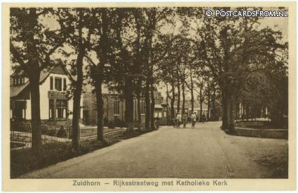 Zuidhorn, Rijksstraatweg met Katholieke Kerk ansichtkaart: Zuidhorn, Rijksstraatweg met Katholieke Kerk