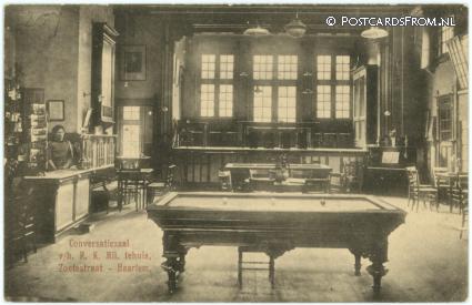 ansichtkaart: Haarlem, R.K. Mil. tehuis, Zoetestraat. Conversatiezaal