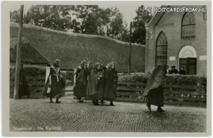 ansichtkaart: Staphorst, Na Kerktijd