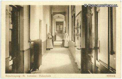 ansichtkaart: Sneek, St. Antonius Ziekenhuis. Benedengang