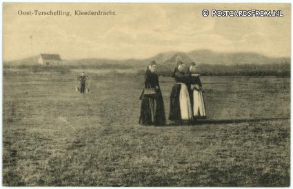 ansichtkaart: Terschelling, Oost. Kleederdracht