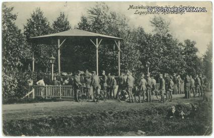 Harskamp, Legerplaats. Muziekuitvoering bij de Cantine ansichtkaart: Harskamp, Legerplaats. Muziekuitvoering bij de Cantine