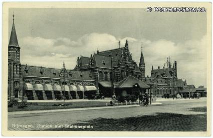 ansichtkaart: Nijmegen, Station met Stationsplein