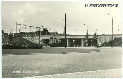 ansichtkaart: Leiden, Stationsviaduct
