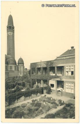 ansichtkaart: Waalwijk, R.K. Kerk