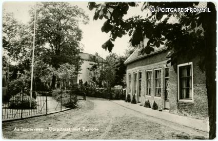 Aarlanderveen, Dorpstraat met Pastorie ansichtkaart: Aarlanderveen, Dorpstraat met Pastorie