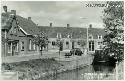 Nieuwland, Dorpsplein ansichtkaart: Nieuwland, Dorpsplein