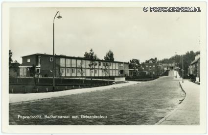ansichtkaart: Papendrecht, Badhuisstraat met Bejaardenhuis