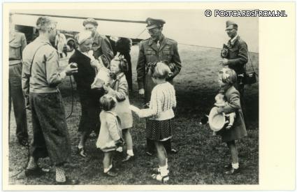 ansichtkaart: Teuge, Aankomst Prinselijk Gezin op Vliegveld Teuge -  Aug. 1945