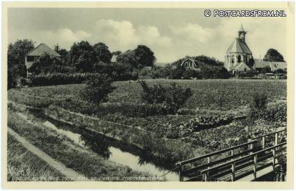 ansichtkaart: Hoedekenskerke, Gezicht op Ned. Herv. Kerk en Pastorie