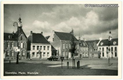 ansichtkaart: IJzendijke, Markt. Westzijde