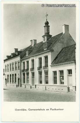 ansichtkaart: IJzendijke, Gemeentehuis en Postkantoor