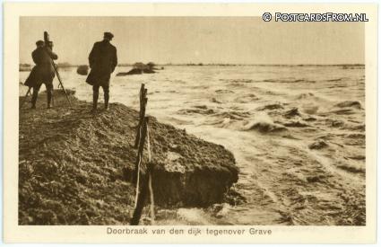 ansichtkaart: Grave, Watersnood 1925-1926. Doorbraak van den dijk tegenover Grave