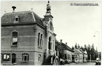 ansichtkaart: Beneden-Leeuwen, Gemeentehuis