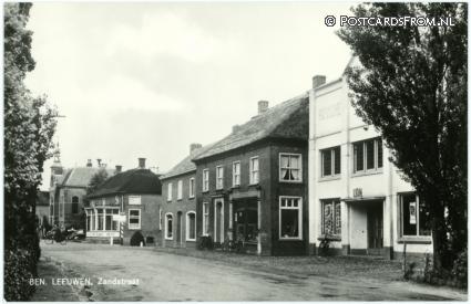 ansichtkaart: Beneden-Leeuwen, Zandstraat. Harmonie