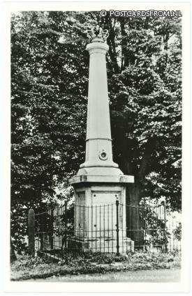 ansichtkaart: Beneden-Leeuwen, Watersnoodmonument