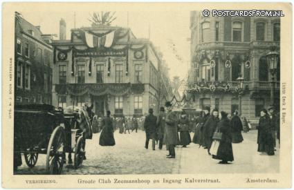 Amsterdam, Versiering. Groote Club Zeemanshoop en Ingang Kalverstraat ansichtkaart: Amsterdam, Versiering. Groote Club Zeemanshoop en Ingang Kalverstraat