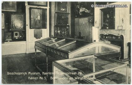 Haarlem, Bisschoppelijk Museum. St. Jansstraat 79. Kamer 5. Boekbanden ansichtkaart: Haarlem, Bisschoppelijk Museum. St. Jansstraat 79. Kamer 5. Boekbanden