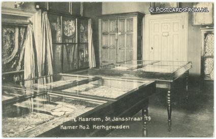 Haarlem, Bisschoppelijk Museum. St. Jansstraat 79. Kamer 2. Kerkgewaden ansichtkaart: Haarlem, Bisschoppelijk Museum. St. Jansstraat 79. Kamer 2. Kerkgewaden