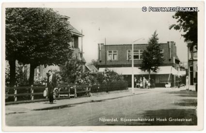 ansichtkaart: Nijverdal, Rijssenschestraat Hoek Grotestraat