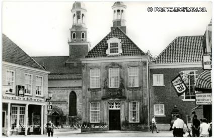 ansichtkaart: Ootmarsum, Stadhuis met V.V.V. Kantoor