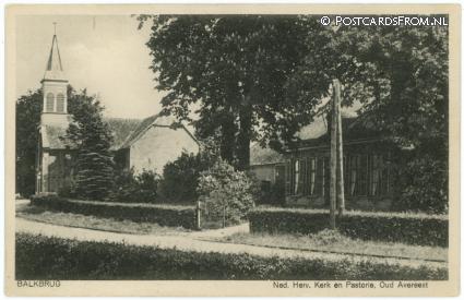 ansichtkaart: Balkbrug, Oud Avereest. Ned. Herv. Kerk en Pastorie