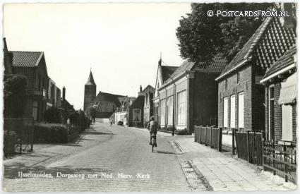 IJsselmuiden, Dorpsweg met Ned. Herv. Kerk ansichtkaart: IJsselmuiden, Dorpsweg met Ned. Herv. Kerk