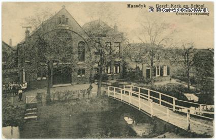 ansichtkaart: Maasdijk, Geref. Kerk en School. Pastorie en Onderwijzerswoning