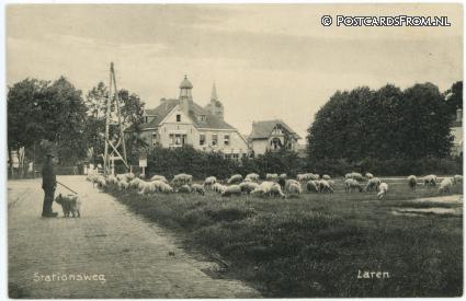 ansichtkaart: Laren NH, Stationsweg