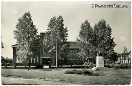 ansichtkaart: Delfzijl, Zeevaartschool met Monument