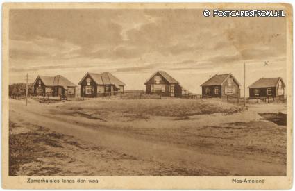 Nes Ameland, Zomerhuisjes langs den weg ansichtkaart: Nes Ameland, Zomerhuisjes langs den weg