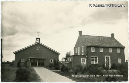 ansichtkaart: Alteveer GN, Tange-Alteveer. Ned. Herv. Kerk met Pastorie