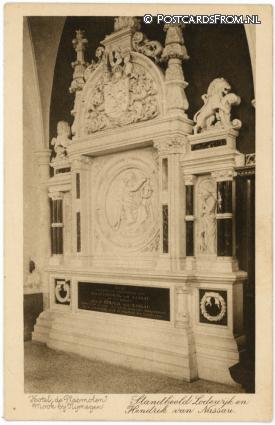 ansichtkaart: Mook, Hotel de Plasmolen. Standbeeld Lodewijk en Hendrik van Nassau
