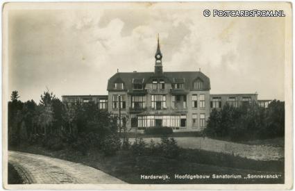 Harderwijk, Hoofdgebouw Sanatorium Sonnevanck ansichtkaart: Harderwijk, Hoofdgebouw Sanatorium Sonnevanck