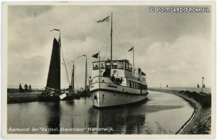ansichtkaart: Harderwijk, Aankomst der 'Kasteel Staverden'