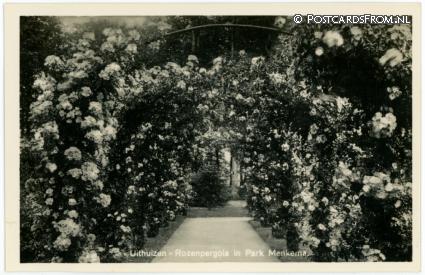 ansichtkaart: Uithuizen, Rozenpergola in Park Menkema