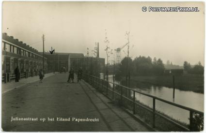 ansichtkaart: Papendrecht, Julianastraat op het Eiland