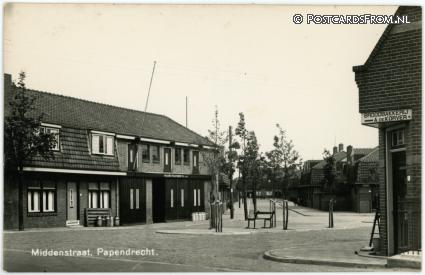 ansichtkaart: Papendrecht, Middenstraat. P. Besemer, Vrachtrijder. Broodbakker A. de Korver
