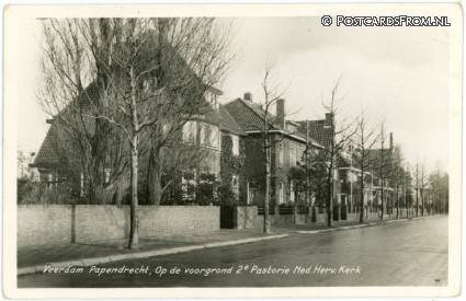 ansichtkaart: Papendrecht, Veerdam. Op de voorgrond 2e pastorie Ned. Herv. Kerk