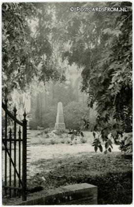 ansichtkaart: Oudenhoorn, Gedenknaald