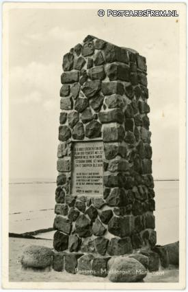 ansichtkaart: Paesens, Moddergat. Monument